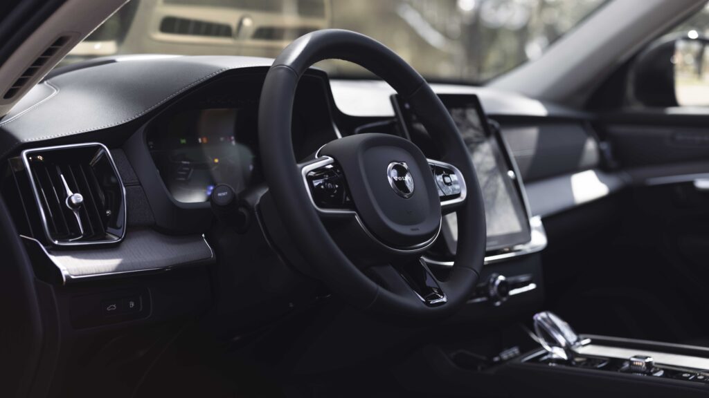 Volvo staat voor veiligheid, Scandinavisch design en betrouwbaarheid. Met luxe, comfort en duurzame technologie biedt Volvo zorgeloos rijplezier. Ontdek ons aanbod nieuwe en jonggebruikte Volvo’s en ervaar kwaliteit “For Life”.